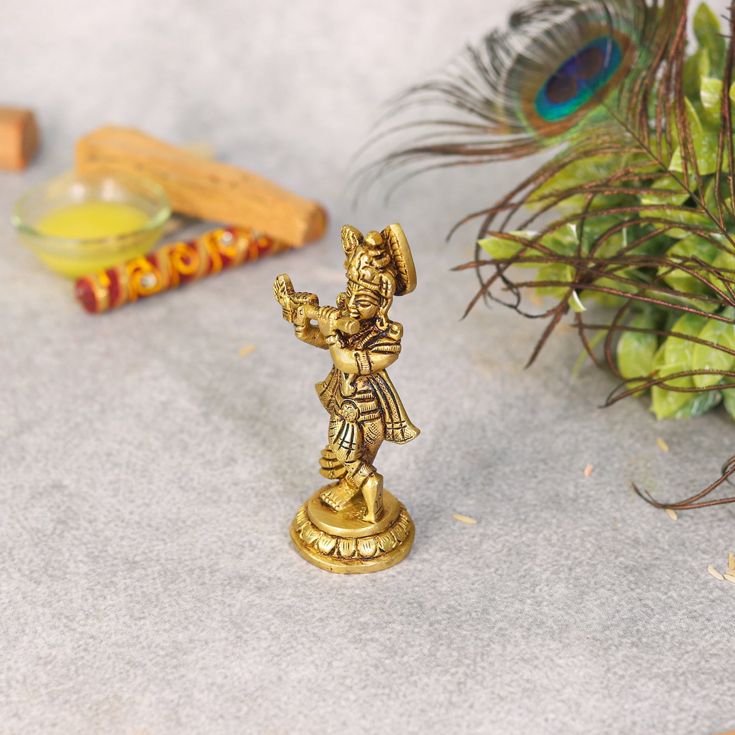 Estatua de Krishna tocando la flauta